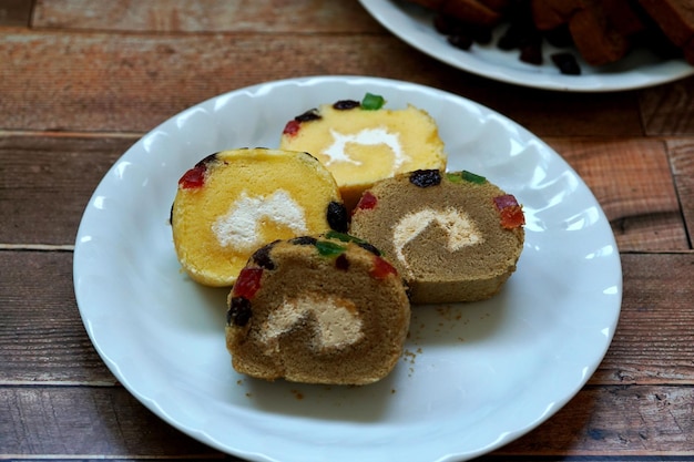 Kaffeebrötchen Obstkuchen auf weißem Teller