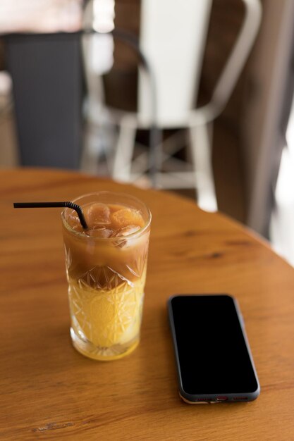 Kaffeecocktailsaft mit Kaffee und einem Smartphone auf dem Tisch