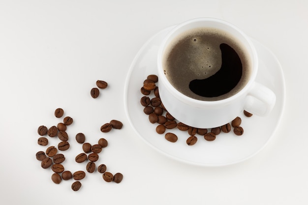 Kaffeegetränk in weißer Tasse und Getreideisolat