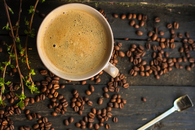 Kaffeegetränk und Kaffeebohnen