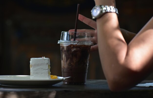 Kaffeegetränk und Kuchen