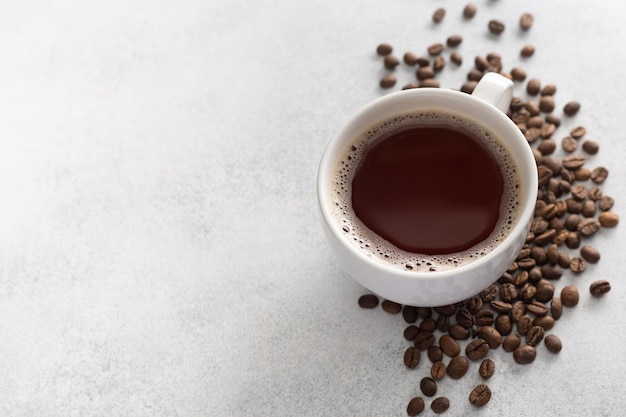 Foto kaffeehintergrund, draufsicht mit kopierraum. tasse kaffee gemahlene kaffeebohnen auf weißem hintergrund