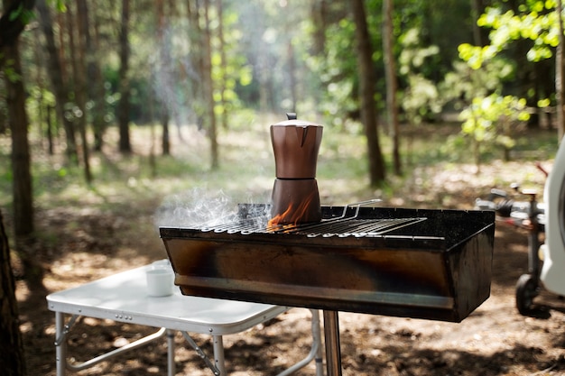 Foto kaffeekanne auf dem grill in der natur