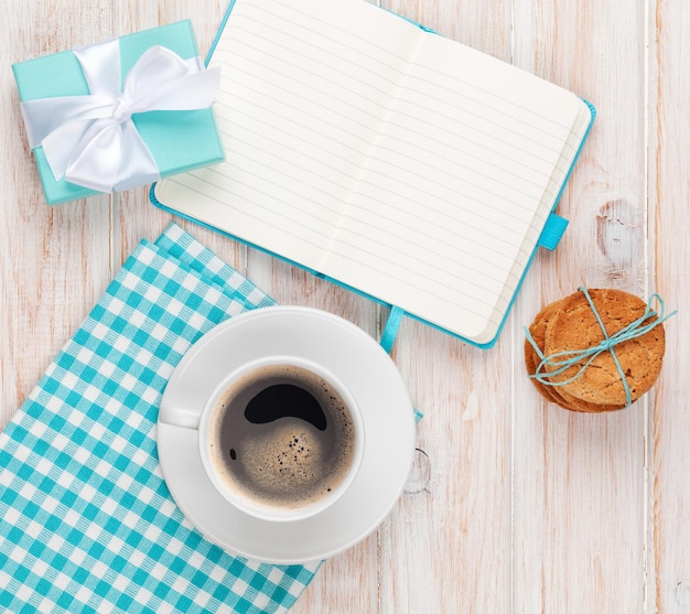 Kaffeekekse und Notizbogen in einer Geschenkkiste