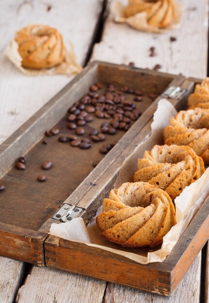 Kaffeekleine kuchen in einer holzkiste