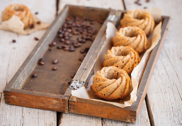 Kaffeekleine kuchen in einer holzkiste