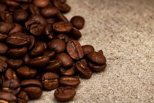 Kaffeekörner hautnah auf Sackleinen