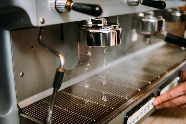 Kaffeemaschine dampft heißes Getränk aufbrühen