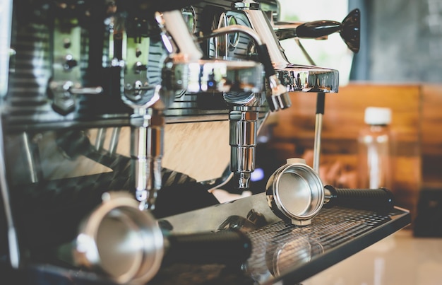 Foto kaffeemaschine-hersteller im café