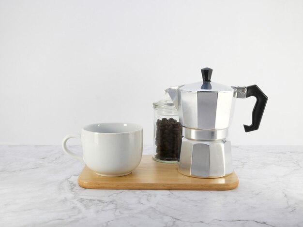 Kaffeemaschine moka Pot und eine Tasse auf dem Marmortisch