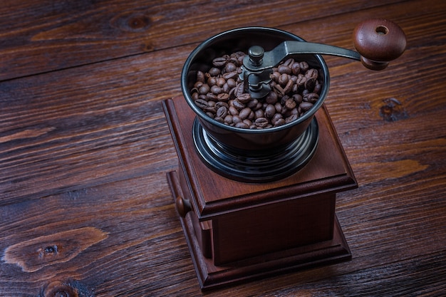 Kaffeemühle auf Holzuntergrund