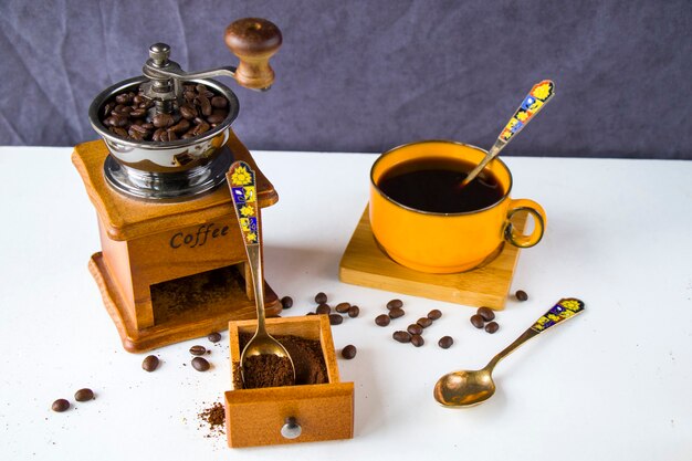 Kaffeemühle, Maschine, Tasse und Bohnen, Morgenkaffee, Energy-Drink