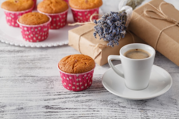 Kaffeemuffingeschenk auf dem Tisch