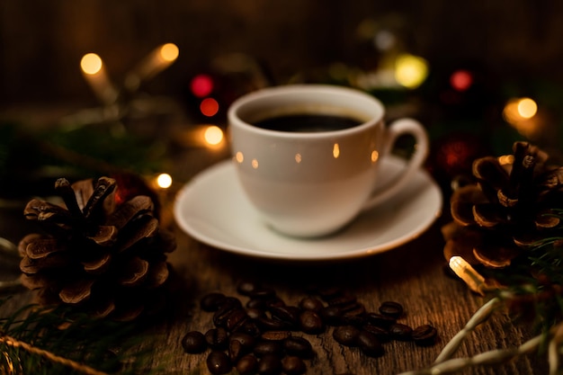 Kaffeepause am Weihnachtsabend Eine Tasse Espresso auf dem Tisch