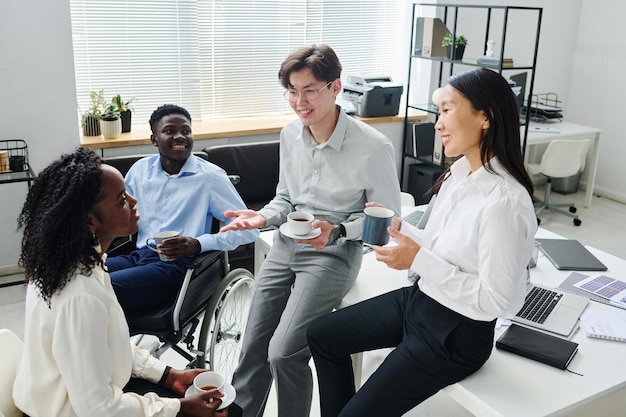 Kaffeepause im modernen Büro