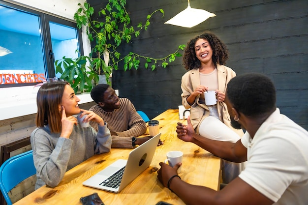 Kaffeepause in einem modernen Coworking-Raum