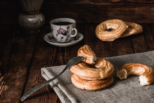 Kaffeepause mit Eclairs