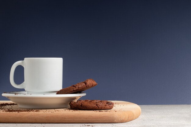 Kaffeepause mit einem leckeren Schokoladenkeks und schwarzem Kaffee. Platz zum Kopieren.