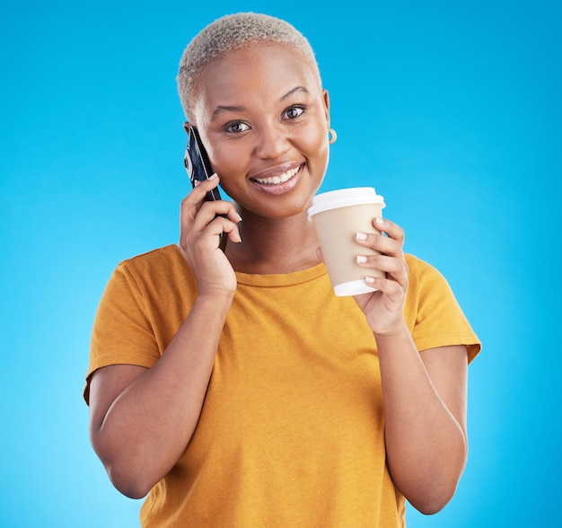 Kaffeeporträt oder schwarze Frau bei einem Telefongespräch im Studio auf blauem Hintergrund, die zur Kommunikation spricht, Lächeln im Teegesicht oder glückliches Mädchen, das trinkt, zuhört oder anruft, um im Gespräch auf dem Handy zu chatten