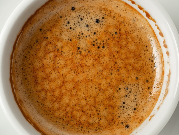 Kaffeeschaum, Kaffee in einer weißen Tasse, Makro, Draufsicht