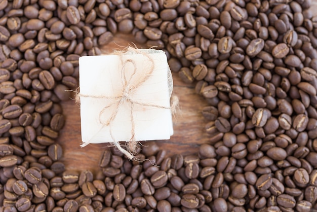 Kaffeeseife auf hölzernem Hintergrund