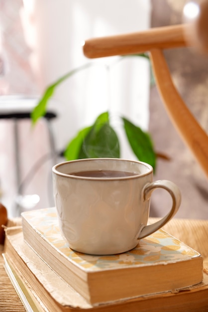 Kaffeetasse auf alten Büchern drinnen