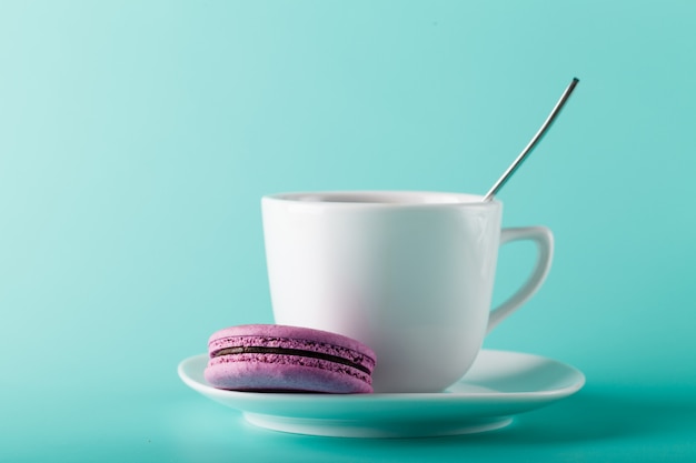 Kaffeetasse auf Aquahintergrund mit Platz für eine Inschrift