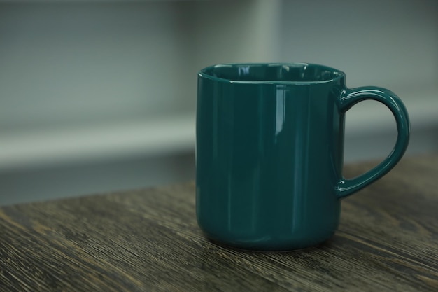 Kaffeetasse auf dem Holztisch im Zimmer Selektive Fokussierung