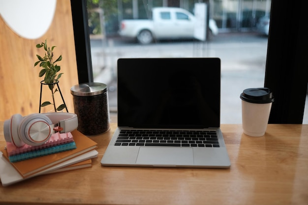 Kaffeetasse auf dem Laptop auf dem Tisch