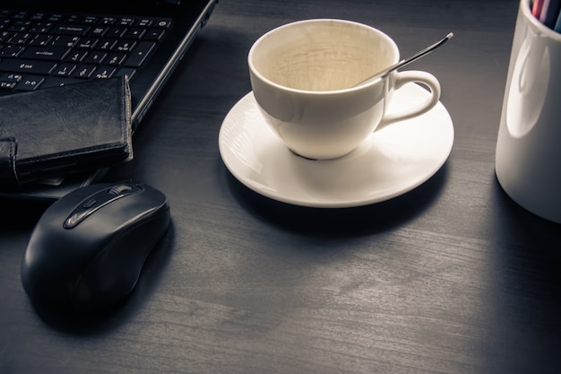 Kaffeetasse auf dem Schreibtisch