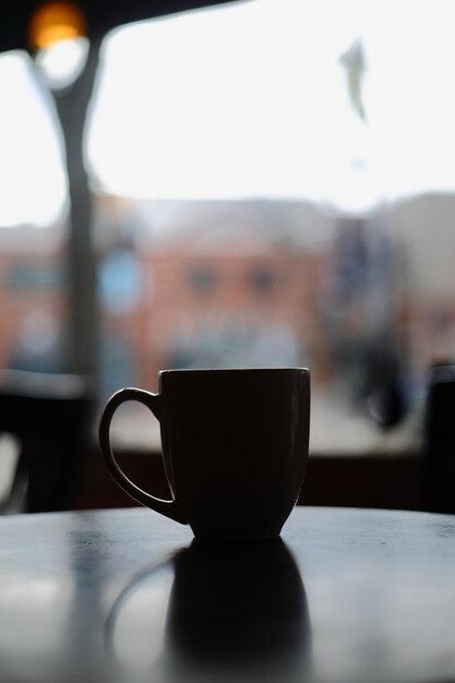 Foto kaffeetasse auf dem tisch im café