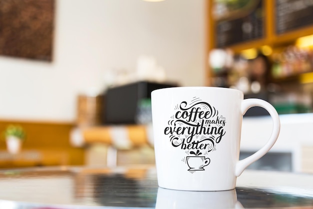 Kaffeetasse auf dem Tisch im Café