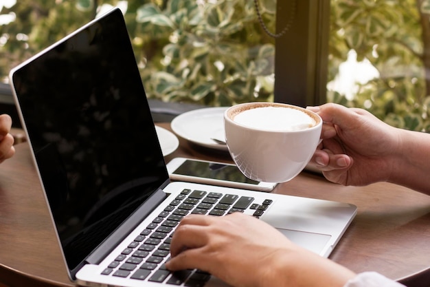 Kaffeetasse auf dem Tisch