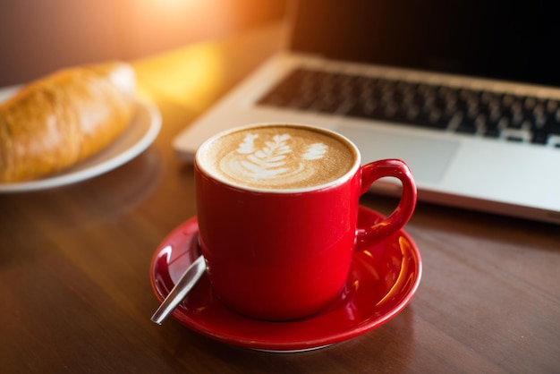 Foto kaffeetasse auf dem tisch