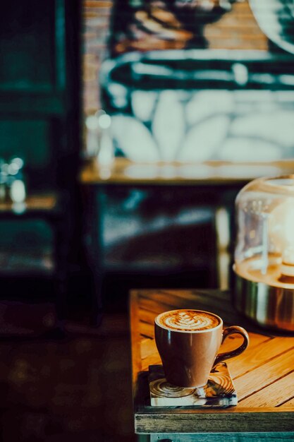 Foto kaffeetasse auf dem tisch