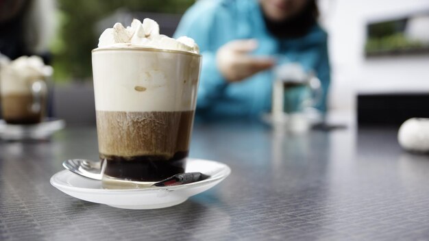 Foto kaffeetasse auf dem tisch