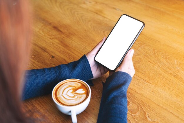 Kaffeetasse auf dem Tisch