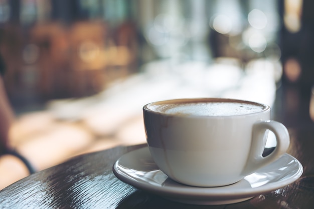 Kaffeetasse auf dem Tisch