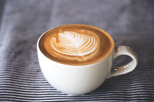 Kaffeetasse auf dem Tisch