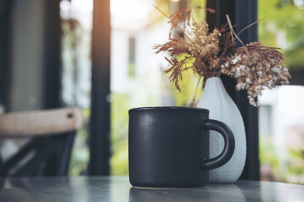 Kaffeetasse auf dem Tisch