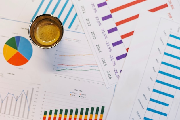Foto kaffeetasse auf diagrammen