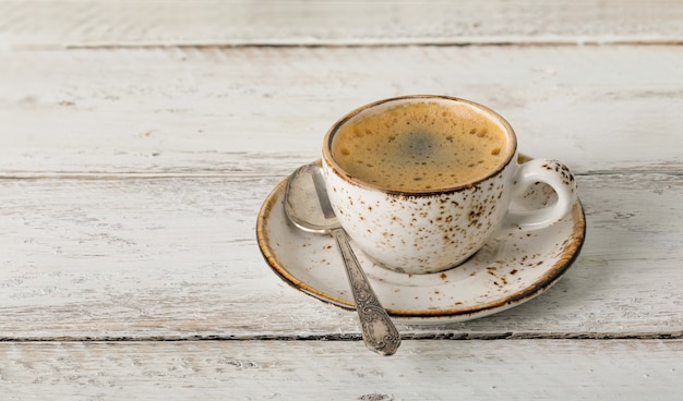 Kaffeetasse auf einem alten Holztisch schließen oben