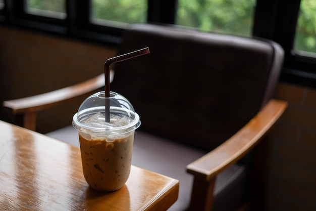 Kaffeetasse auf einem alten Holztisch