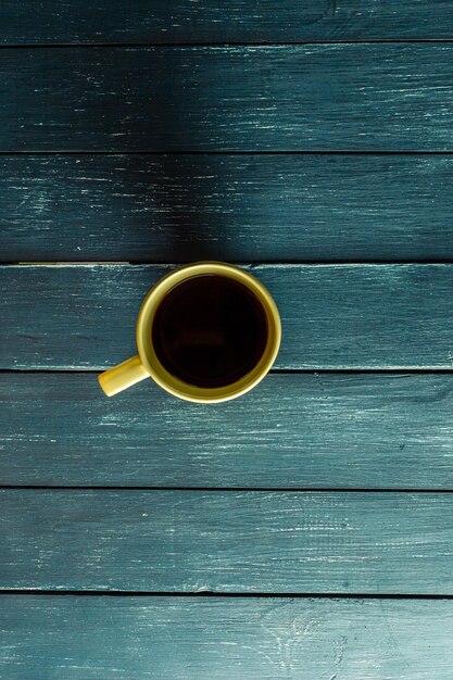 Kaffeetasse auf einem dunklen Holztisch