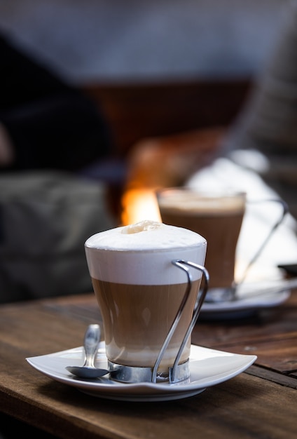 Kaffeetasse auf einem Holztisch im Restaurant Textfreiraum