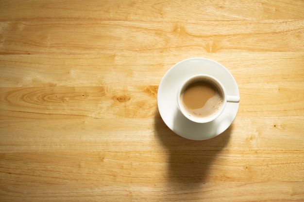 Kaffeetasse auf einer hölzernen Tischplatteansicht