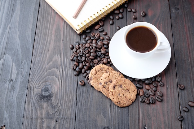 Kaffeetasse auf hölzernem Hintergrund