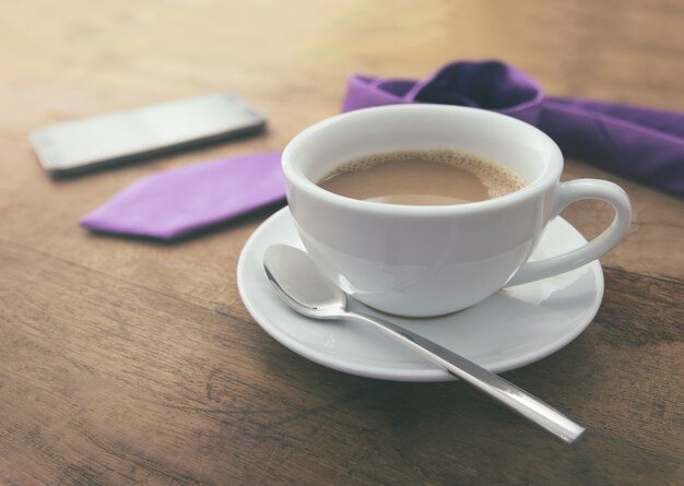 Kaffeetasse auf hölzernem Tabellenhintergrund