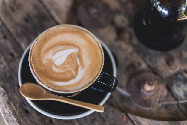 Kaffeetasse auf hölzerner Tabelle