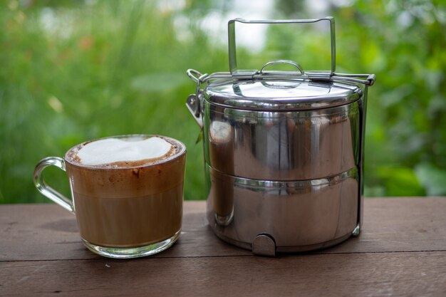 Foto kaffeetasse auf hölzerner tabelle